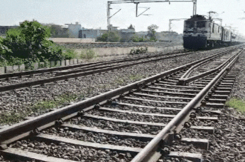 Photo of लखनऊ में कोहरे का असर, 9 यात्री ट्रेनें कई घंटों की देरी से पहुंचीं